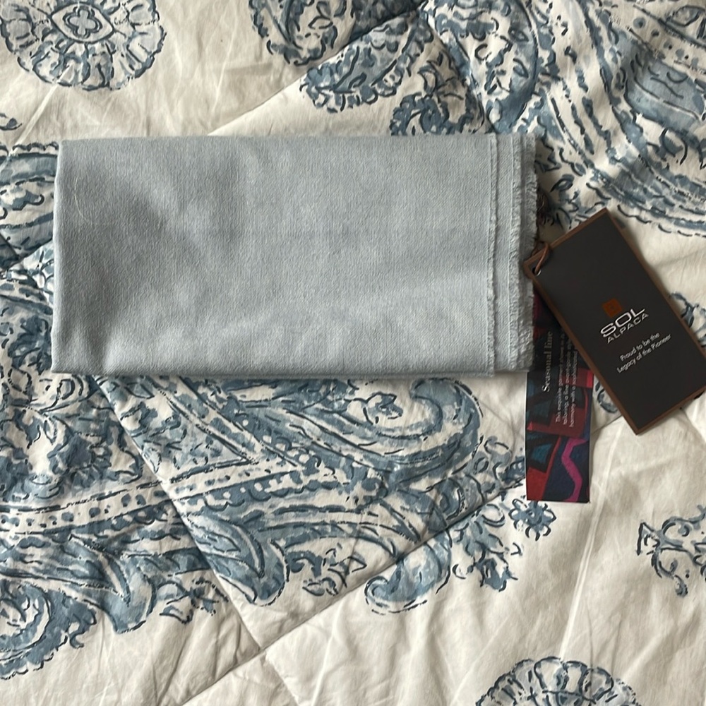 NWT SOL alpaca 100% baby alpaca fringe-less blue scarf